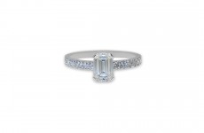 Verlobungsring: 18kt Weißgold mit einem Emerald Cut Diamanten.14 Brillanten zieren den Steg